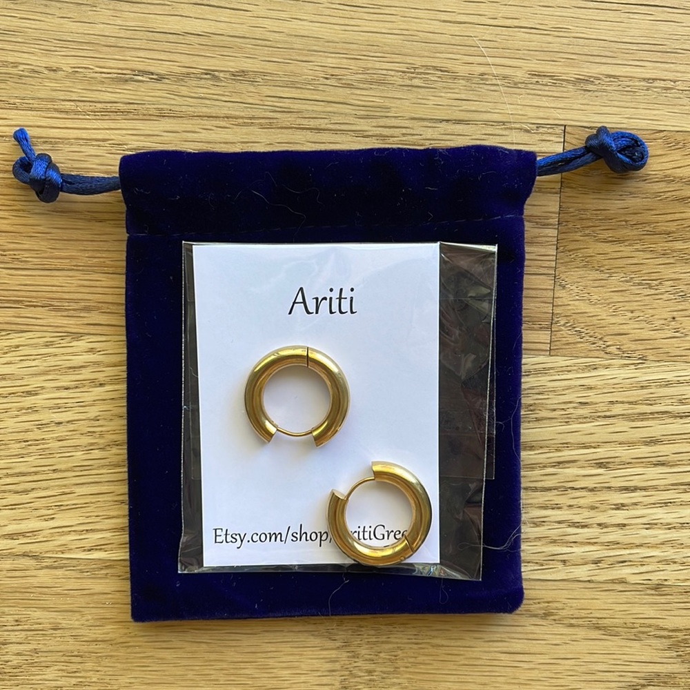 ♻️DONATED DEC. 2023♻️ 
NWOT chunky, thick, gold huggie hoop earrings